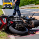 Nesreča motoristov na jadranski magistrali: 29-letni Avstrijec zapeljal na nasprotni pas in trčil v 69-letnega Slovenca