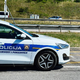 Mlada Nemca sta bežala pred policijo v Pulju, nato pa se namerno zaleteli v policijski avto