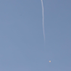 (VIDEO) Rakete so padale v morje, Izraelci pa so na plaži panično iskali zavetje