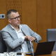 Včasih je moral poslanec odstopiti zaradi sendviča, danes mu ni treba niti zaradi oškodovanja delavcev