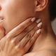 Povečane bezgavke na vratu: kaj pomenijo in kdaj je čas za pregled?