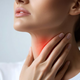 Občutek cmoka v grlu: kdaj je kriv stres in kdaj gre za resen fizični problem