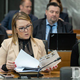 KMETJE BI S ČALUŠIĆEVO ČIM PREJ SEDLI ZA MIZO: "Ministrica in poslanci bi se morali zavedati, da nad njimi gori rdeča luč"