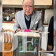 Japonec, ki je pred več kot pol stoletja izumil napravo za karaoke