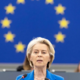 Ursula von der Leyen spet v navzkrižnem ognju