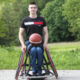 Vrglo ga je v ograjo in – tema