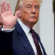 Kritiki obtožujejo Trumpa sovjetskih taktik