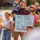 Država starše otrok z redkimi boleznimi sili v ponižujoče iskanje denarja