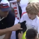 Direktor podjetja, ki je mladeniču sunil spominek: prvi prideš, prvi melješ