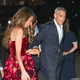 Amal Clooney navdušila v zelo kratki obleki