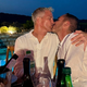 Schumacher praznuje v objemu svojega partnerja