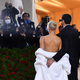 Spet je čas za našo najljubšo rdečo preprogo leta: MET Gala je spet poskrbela, da so nas številne obleke navdušile, šokirale in nasmejale (foto)