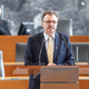 Jože Tanko kot razvajen mulc nad kolegico poslanko