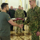 Zelenski odlikoval 19-letnika, Putin razmišlja o zaprtju mej