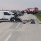 Otroka zletela skozi vetrobransko steklo