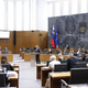 Poslanka zelo jezna zaradi minute in pol zamude