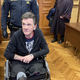Invalid brez obeh nog in ene roke z nožem skušal ubijati