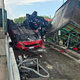Avto s polno hitrostjo uničil cestninsko postajo, trije mrtvi