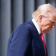 Bližnje srečanje Trumpa in novinarjev se je končalo z udarcem
