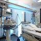 Med čakanjem na poceni operacijo bi ji izplačali za desetkrat toliko bolniške