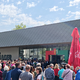 Kaotično stanje na Mirni: Pred trgovino nepregledna množica ljudi