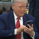 Trumpu med tiskovko vztrajno zvonil iphone: "Kličejo, da mi ..."