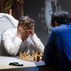 Carlsenu počil film: Z roko udaril po mizi, nasprotnik v šoku