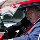 Trump po treh mesecih že prodaja rdečo teslo