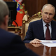 Putinu so se po Trumpovi grožnji zatresle hlače, tako je odreagiral
