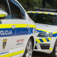 Voznik pred otrokom izgubil živce in žalil policiste