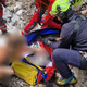 Mamo in poškodovanega otroka s helikopterjem prepeljali v UKC