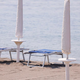 Plaže samevajo: Za dva ležalnika in senčnik 100 evrov!