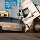 Video: trk tovornjaka in električnega avtomobila v hipu postal viralen