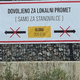 Napis ob lokalni cesti razburja - za voznike globa 200 evrov