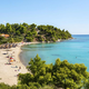 Triletno deklico mrtvo naplavilo na plažo, mati spregovorila