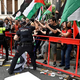 Smrtno nevarno! Kamere ujele, kaj so protestniki na Vuelti resnično počeli