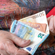 62-letnica pristala v bolnišnici, zdaj jo bodo še oglobili