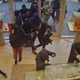 Kot v filmu: 20 roparjev vdrlo v zlatarno, razbijali vitrine, odnesli ves nakit