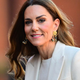 Internet "gori" zaradi bosih stopal princese Kate!