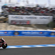 Naliv povzročil številne padce, v kaosu slavil Marc Márquez