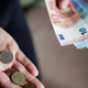 Polovica teh gospodinjstev pri omrežnini plača tudi presežke