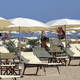 Cene senčnikov in ležalnikov na plažah letos poletele v nebo