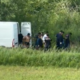VIDEO: Kombi ustavil "sredi ničesar", ven pa poskakalo kup ljudi