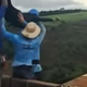 Video: dekle vrgli z mostu, na bungee vrv pozabili ...
